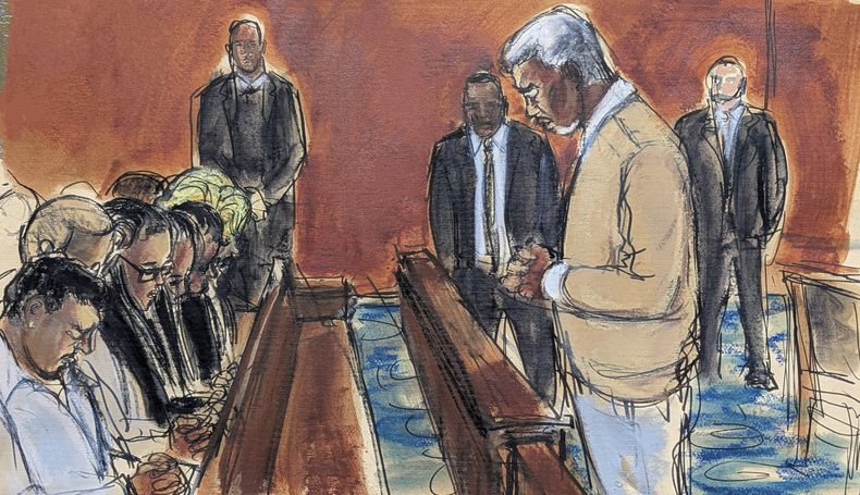 En esta escena del tribunal, Sean Diddy Combs, a la derecha, dirige a su familia en una oración antes de que se leyera el veredicto, que lo condenó por delitos relacionados con prostitución pero lo absolvió de los cargos de tráfico sexual y crimen organizado, el miércoles 2 de julio de 2025, en el tribunal federal de Manhattan en Nueva York. (Elizabeth Williams via AP)