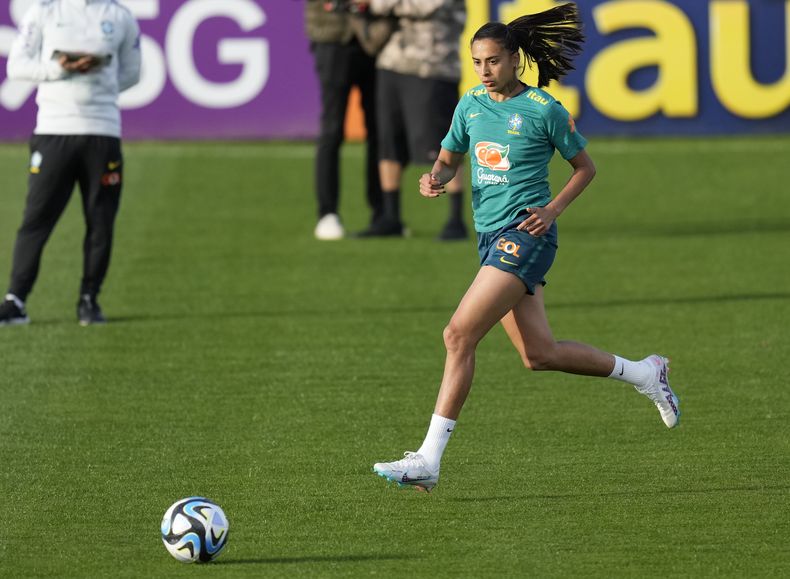 La jugadora brasileña Andressa Alves durante un entrenamiento de la selección rumbo a la Copa del Mundo en el complejo de entrenamientos de la Granja Comary en Teresópolis, Brasil, el viernes 23 de junio de 2023. (AP Foto/Silvia Izquierdo)