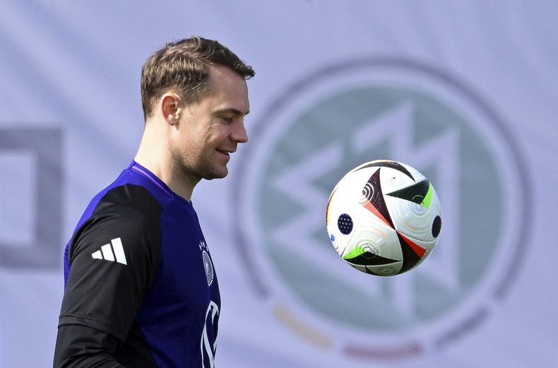 El arquero Manuel Neuer durante un entrenamiento de la selección de Alemania, el miércoles 20 de marzo de 2023, en Fráncfort. (Arne Dedert/dpa vía AP)
