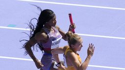 La estadounidense Shacarri Richardson y la alemana Rebekka Haase compiten en las eliminatorias del relevo 4x100 femenino de los Juegos Olímpicos de París, el jueves 8 de agosto de 2024, en Saint-Denis, Francia. (AP Foto/Martin Meissner)