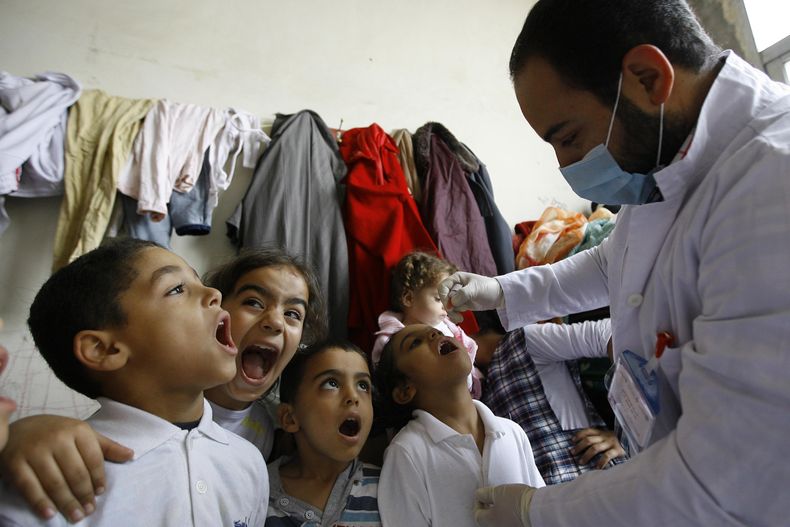 Ni&ntilde;os sirios desplazados son vacunados contra la polio en uno de los campos de refugiados para sirios en Sidon, L&iacute;bano, el jueves 7 de noviembre de 2013. (Foto AP/Mohammed Zaatari)