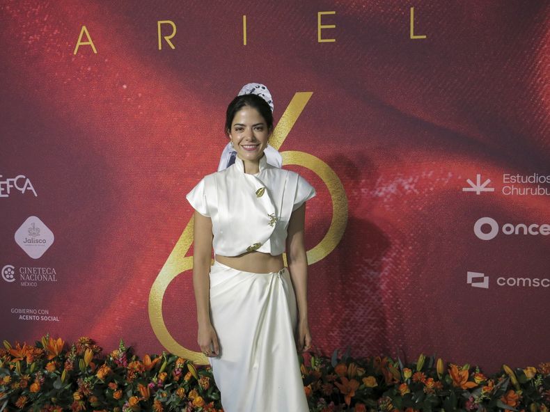 La actriz Adriana Llabrés, de la película Todo el silencio, posa al llegar al almuerzo de nominados de la 66a edición de los premios Ariel de la Academia Mexicana de Artes y Ciencias Cinematográficas en la Ciudad de México el 21 de agosto de 2024. (Foto AP/Berenice Bautista)