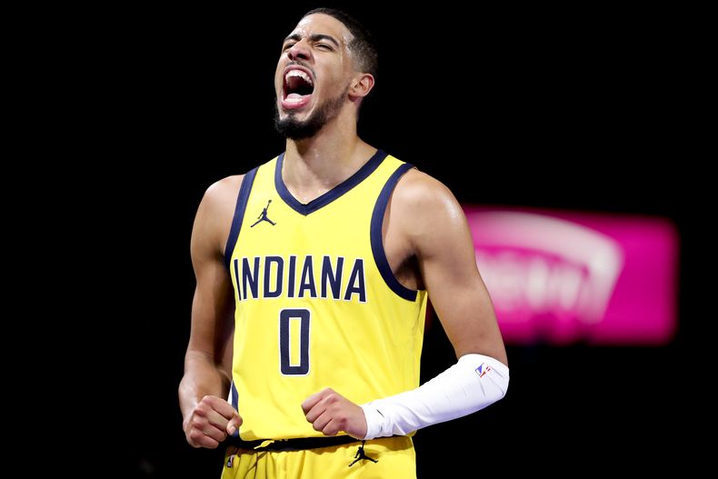 El base de los Pacers de Indiana Tyrese Haliburton grita tras una jugada en la semifinal de la Copa de la NBA ante los Bucks de Milwaukee el jueves 7 de diciembre del 2023 en Las Vegas. (AP Foto/Ian Maule)
