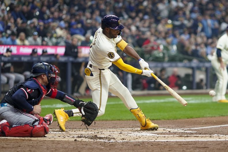 El venezolano Jackson Chourio de los Cerveceros de Milwaukee conecta sencillo durante la segunda entrada del juego de béisbol ante los Mellizos de Minnesota, el martes 2 de abril de 2024 en Milwaukee. (AP Foto/Morry Gash)