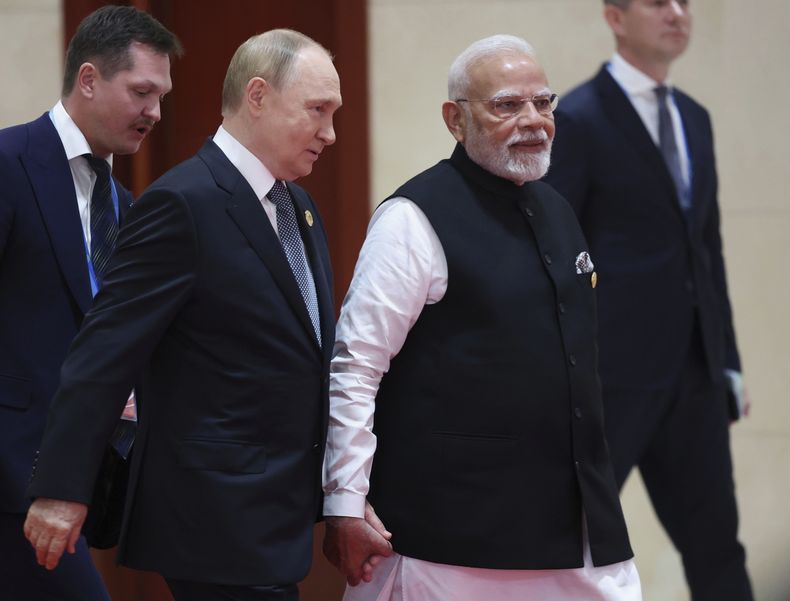 El presidente de Rusia, Vladímir Putin, segundo por la izquierda, y el primer ministro indio, Narendra Modi, caminan para asistir en la Organización de Cooperación de Shanghái en Tianjin, China, el lunes 1 de septiembre de 2025. (Alexander Kazakov, Sputnik, Kremlin Pool Foto via AP)