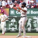 Akil Baddoo, de los Tigres de Detroit, festeja tras conectar un doble productor frente a los Cardenales de San LUis, el sábado 6 de mayo de 2023 (AP Foto/Tom Gannam)