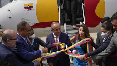 venezuela: primer vuelo comercial de colombia en anos