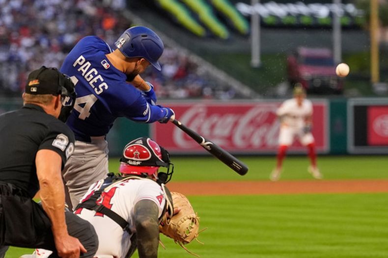 El cubano Andy Pagés batea un jonrón de tres carreras en el duelo ante los Angelinos de la misma ciudad, el viernes 15 de mayo de 2026 (AP Foto/Mark J. Terrill)