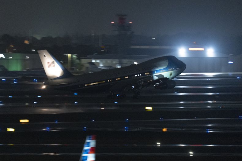 El avión presidencial, con el mandatario Donald Trump a bordo, despega desde el Aeropuerto Internacional de Palm Beach, el domingo 16 de marzo de 2025, en Palm Beach, Florida. (AP Foto/Manuel Balce Ceneta)