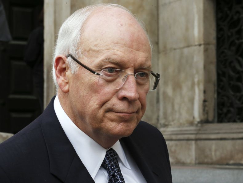 Fotograf&iacute;a de archivo del 17 de abril de 2013 del ex vicepresidente de Estados Unidos Dick Cheney despu&eacute;s de asistir a las ceremonias f&uacute;nebres de la ex primera ministra brit&aacute;nica Margaret Thatcher en la Catedral de San Pablo, e