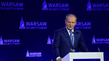El primer ministro polaco, Donald Tusk, habla en un foro de seguridad en Varsovia, Polonia, el lunes 12 de octubre de 2026. (AP Foto/Attila Husejnow)