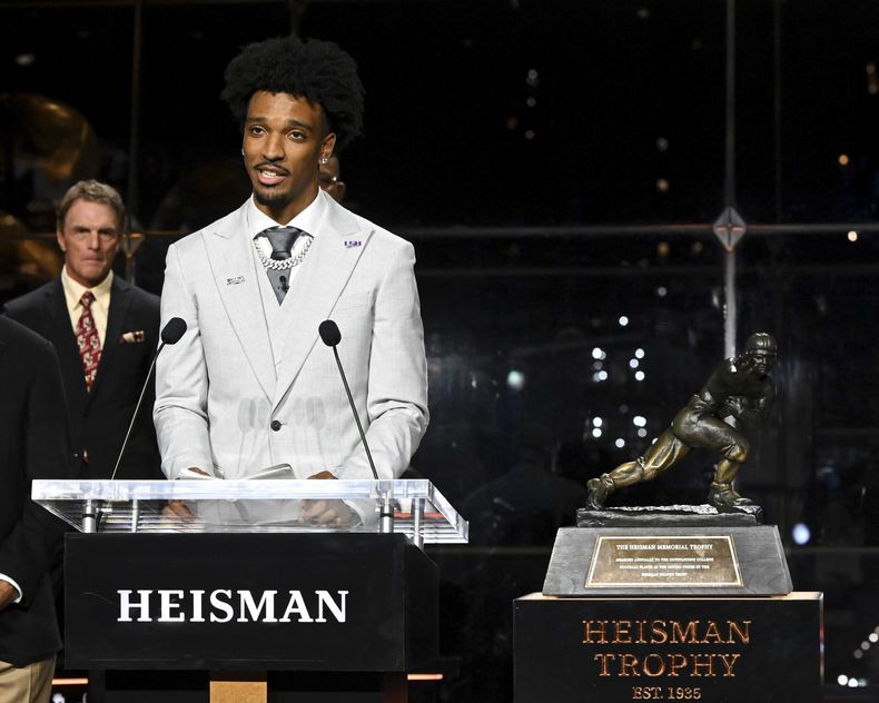 El quarterback Jayden Daniels de LSU tras ganar el Trofeo Heisman como el mejor jugador del fútbol americano universitario del año, el sábado 9 de diciembre de 2023, en Nueva York. (Todd Van Emst/Pool Foto vía AP)