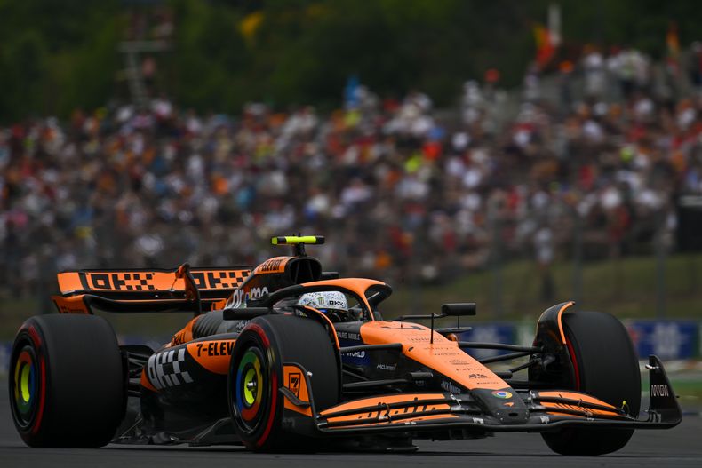 El piloto británico de McLaren Lando Norris maniobra su auto en la tercera práctica antes del Gran Premio de Hungría el sábado 20 de julio del 2024. (AP Foto/Denes Erdos)