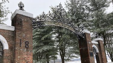La entrada del New Jersey Training School lleva el nombre antiguo de la institución, en Monroe Township, Nueva Jersey, el 16 de enero del 2024. (AP foto/Mike Catalini)