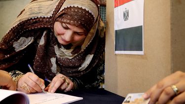 americateve | Una mujer egipcia se registra en una estaci&oacute;n electoral en Riad, Arabia Saud&iacute;, el jueves 15 de mayo de 2014, para poder votar en la elecci&oacute;n presidencial de Egipto. (Foto AP/Ahmed Yousri)