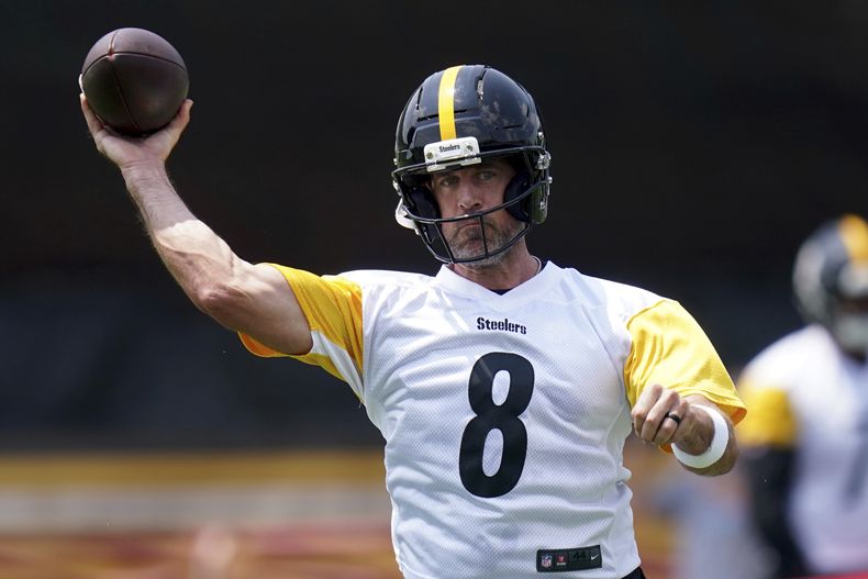 El quarterback de los Steelers de Pittsburgh Aaron Rodgers lanza el balón en un entrenamiento como parte del minicampamento del equipo el jueves 12 de junio del 2025. (AP Foto/Matt Freed)