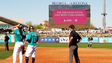 ARCHIVO - La pantalla del estadio muestra que Julio Rodríguez de los Marineros de Seattle ha pedido una revisión de un lanzamiento durante el juego de pretemporada contra los Diamondbacks de Arizona, el domingo 23 de febrero de 2025, en Peoria, Arizona. (AP Foto/Lindsey Wasson)