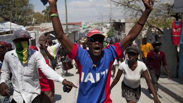 americateve | Manifestantes corean consignas contra el gobierno durante una protesta para recordar el d&eacute;cimo aniversario del segundo derrocamiento del expresidente Jean-Bertrand Aristide, en Puerto Pr&iacute;ncipe, Hait&iacute;, el jueves 27 de febrero de 2014.