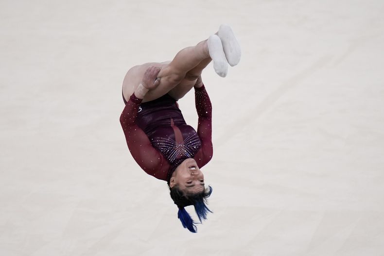 La mexicana Alexa Moreno durante su ejercicio de piso en la ronda de clasificación de la competencia de gimnasia artística, el domingo 28 de julio de 2024, en París. (AP Foto/Francisco Seco)
