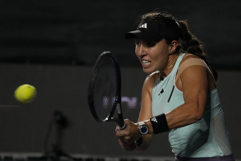La estadounidense Jessica Pegula hace una devolución a su compatriota Coco Gauff en las Finales de la WTA, el sábado 4 de noviembre de 2023, en Cancún, México (AP Foto/Fernando Llano)