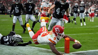 Kenneth Walker (9), corredor de los Chiefs de Kansas City, se lanza para conseguir un touchdown superando al profundo Treydan Stukes (31), de los Raiders de Las Vegas, durante la segunda mitad del partido de la NFL, el domingo 4 de octubre de 2026, en Las Vegas. (AP Foto/John Locher)