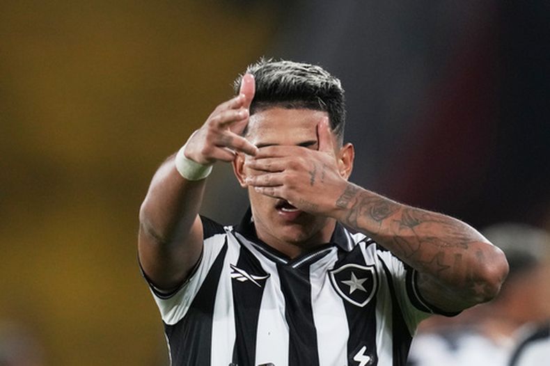 Matheus Martins de Botafogo festeja tras anotar ante Barcelona de Ecuador en un partido de la fase preliminar de la Copa Libertadores, realizado en Guayaquil el martes 3 de marzo de 2026 (AP Foto/Dolores Ochoa)