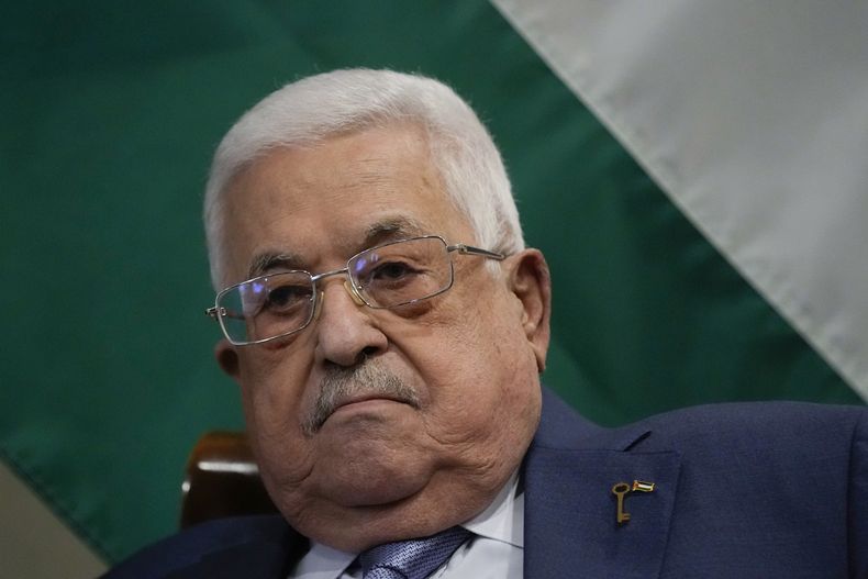 ARCHIVO - El presiente palestino, Mahmud Abás, se reúne con el secretario de Estado de Estados Unidos, Antony Blinken, en Amán, Jordania, el martes 17 de octubre de 2024. (AP Foto/Jacquelyn Martin, Pool, Archivo)