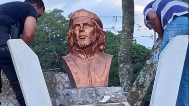 VIDEO: Un busto del Che Guevara es removido en El Salvador y los partidarios de La Habana estallan