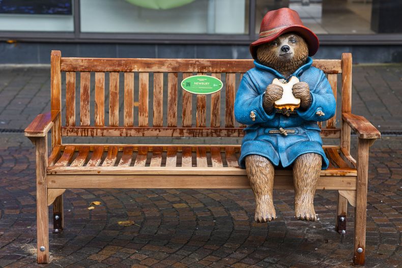 Esta fotografía proporcionada por PinPep muestra una estatua del oso ficticio Paddington en Newbury, Inglaterra, durante su presentación el 8 de octubre de 2024. (Tom Wren/Studiocanal/PinPep vía AP)