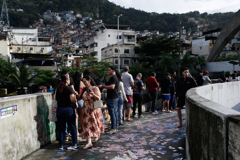 Electores hacen fila en un centro de votación durante las elecciones generales en Río de Janeiro, el domingo 4 de octubre de 2026. (Foto AP/Bruna Prado)