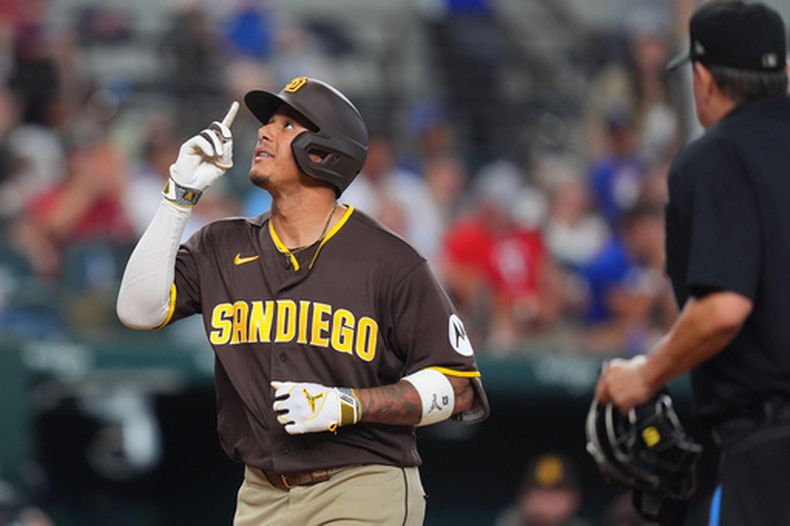 Manny Machado, de los Padres de San Diego, apunta hacia arriba mientras recorre las bases tras conectar un jonrón durante la décima entrada de un partido de béisbol contra los Rangers de Texas, el sábado 20 de junio de 2026, en Arlington, Texas. (Foto AP/LM Otero)