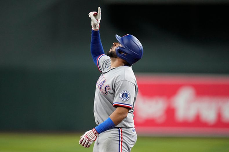 El venezolano Elías Díaz, de los Rangers de Texas, festjea su sencillo productor ante los Diamondbacks de Arizona, el sábado 12 de septiembre de 2026 (AP Foto/Ross D. Franklin)