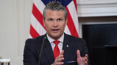 El secretario de Defensa de Estados Unidos, Pete Hegseth, responde a una pregunta de un periodista durante una mesa redonda sobre cárteles criminales en la sala de Cenas de Estado de la Casa Blanca, el jueves 23 de octubre de 2025 en Washington. (AP Foto/Evan Vucci)