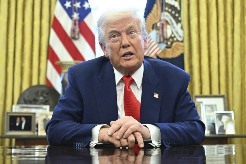 El presidente estadounidense Donald Trump habla tras firmar una orden ejecutiva en el Despacho Oval de la Casa Blanca, el miércoles 9 de abril de 2025, en Washington. (Pool vía AP)