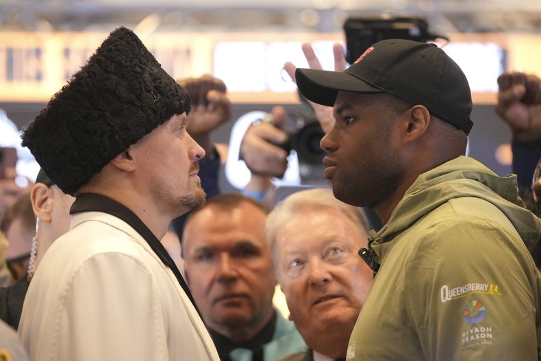 Oleksandr Usyk (izquierda) y Daniel Dubois se encaran durante una rueda de prensa, el jueves 17 de julio de 2025, en Londres. (AP Foto/Kin Cheung)