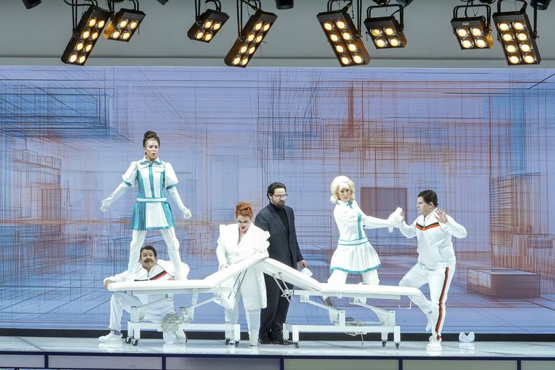 El barítono Edward Parks (centro) hace el papel de Don Alfonso, el CEO de una empresa de inteligencia artificial, en una escena de la producción de Cosi fan tutte de Mozart hecha por Yuval Sharon, en la Ópera de Detroit. (Austin T. Richey/Ópera de Detroit via AP)