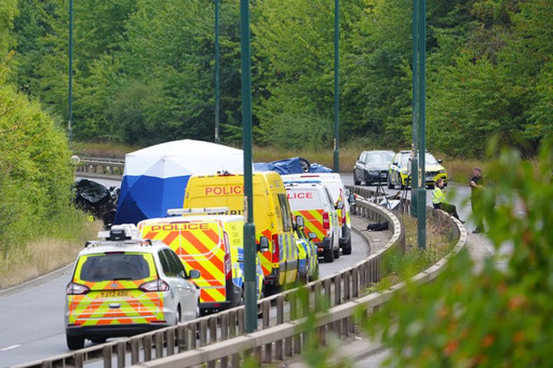 Policías laboran en el lugar donde se registró un choque mortal en que se vieron implicados un vehículo policial y un auto Volkswagen Passat, en la carretera A66 en South Bank, cerca de Middlesbrough, Inglaterra, el sábado 22 de agosto de 2026. (Owen Humphreys/PA vía AP)