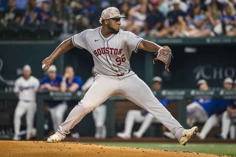 Ronel Blanco, de los Astros de Houston, lanza ante los Rangers de Texas, el sábado 17 de mayo de 2025. (AP Foto/Jessica Tobias)