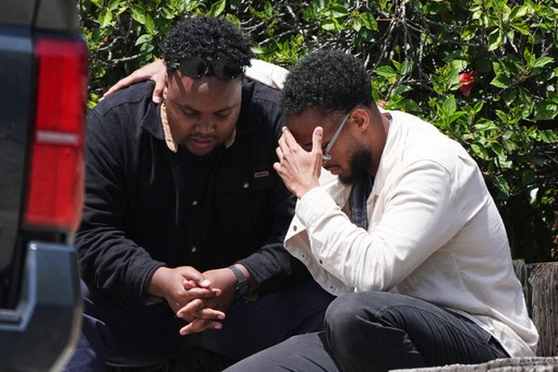 Dos hombres cerca del lugar donde ocurrió el tiroteo contra una mezquita en San Diego, el 18 de mayo del 2026. (AP foto/Gregory Bull)
