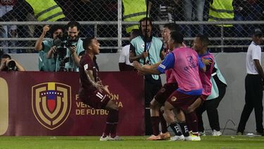 Darwin Machis (izquierda) festeja con sus compañeros de la selección de Venezuela tras anotar ante Chile en un encuentro de las eliminatorias al Mundial, el martes 17 de octubre de 2023, en Maturín (AP Foto/Ariana Cubillos)