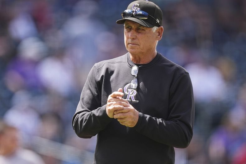 El mánager de los Rockies de Colorado, Bud Black, espera que el lanzador relevista Jake Bird suba al montículo después de retirar al lanzador abridor Chase Dollander en la sexta entrada de un juego de béisbol contra los Bravos de Atlanta, el miércoles 30 de abril de 2025, en Denver. (AP Foto/David Zalubowski)