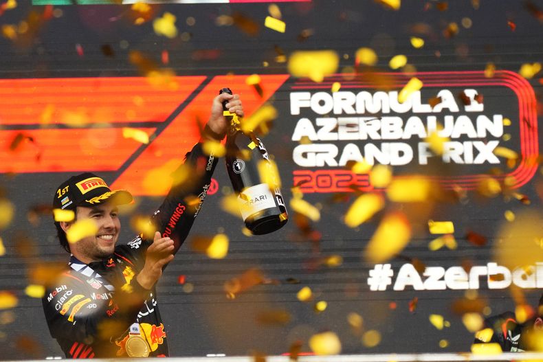 Sergio Pérez de Red Bull celebra en el podio su victoria en el Gran Premio de Azerbaiyáne, el domingo 30 de abril de 2023, en Bakú. (AP Foto/Sergei Grits)