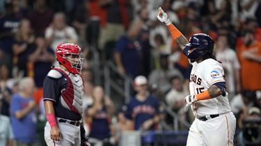 El puertorriqueño Martín Maldonado, de los Astros de Houston, festeja tas conectar un jonrón ante los Nacionales de Washington, el martes 13 de junio de 2023 (AP Foto/David J. Phillip)