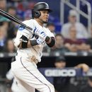 Luis Arráez de los Marlins de Miami conecta un sencillo ante los Cachorros de Chicago, el domingo 30 de abril de 2023. en Miami. (AP Photo/Marta Lavandier)