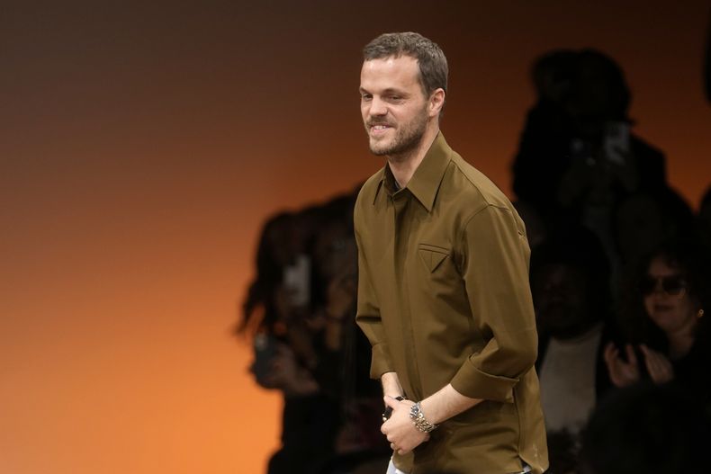 ARCHIVO - El director creativo Matthieu Blazy acepta los aplausos tras la conclusión de la colección femenina Otoño-Invierno 2024-25 de Bottega Veneta presentada en Milán, Italia, el 24 de febrero de 2024. (Foto AP/Luca Bruno, archivo)