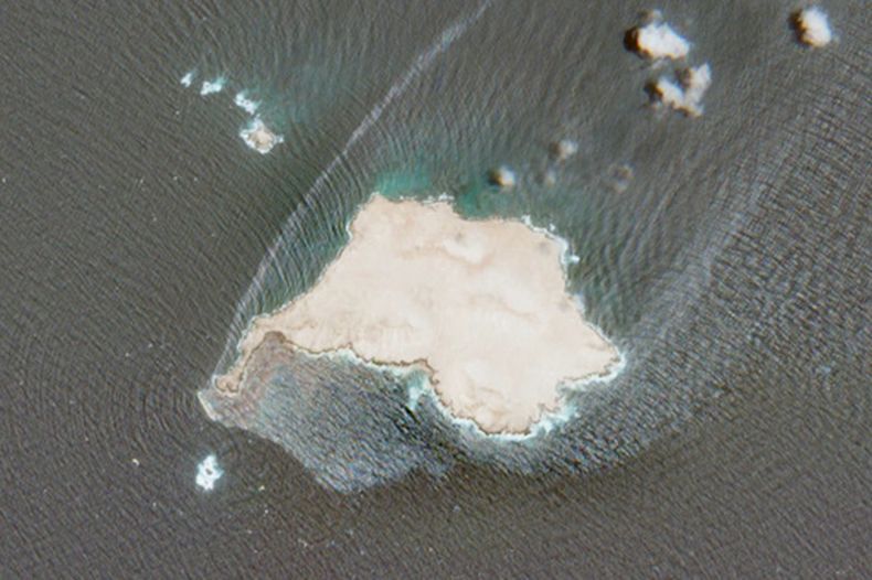 En esta imagen satelital, publicada por la Agencia Espacial Europea, se muestra una fuga de petróleo en un buque sancionado por Reino Unido que quedó varado cerca de la isla Qibliyah, frente a la costa de Omán, el martes 28 de julio de 2026. (Agencia Espacial Europea vía AP)