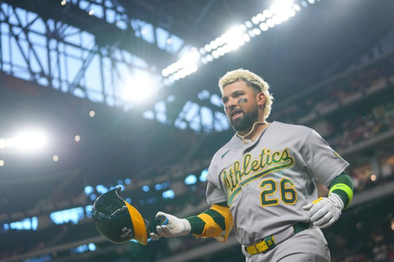 Carlos Cortes de los Atléticos de Oakland reacciona mientras recorre las bases tras conectar un jonrón solitario ante el lanzador abridor de los Rangers de Texas, Nathan Eovaldi, durante la primera entrada de un partido de béisbol el viernes 24 de abril de 2026, en Arlington, Texas. (AP Foto/Julio Cortez)