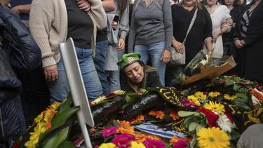 Gali la madre del soldado israelí Sargento Yahav Maayan muerto en combate en la Franja de Gaza, junto a la tumba de su hijo durante su funeral en un cementerio militar en Modiin, Israel, domingo, 12 de enero de 2025. (AP foto/Ohad Zwigenberg)