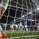 Los jugadores de Newcastle festejan tras anotar el cuarto gol ante el Everton en un partido de la Liga Premier inglesa, el jueves 27 de abril de 2023 (AP Foto/Jon Super)
