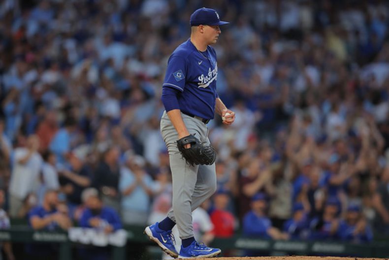 Tarik Skubal, de los Dodgers de Los Ángeles, se lamenta trsa recibir un jonrón de Dansby Swanson, de los Cachorros de Chicago, el martes 4 de agosto de 2026 (AP Foto/Melissa Tamez)